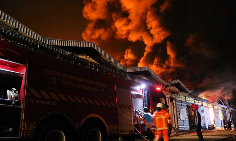 Pergudangan Margomulyo Jaya di Surabaya, Jawa Timur Terbakar 