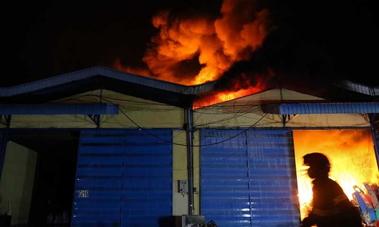 Pergudangan Margomulyo Jaya di Surabaya, Jawa Timur Terbakar 