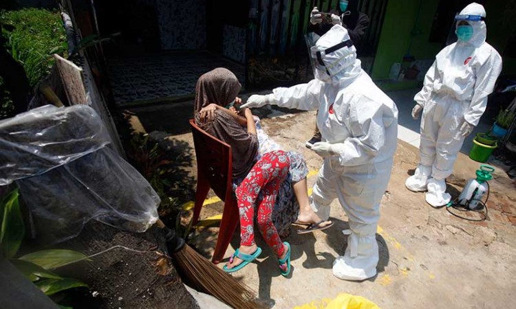 Petugas Kesehatan di Bogor Jemput Bola Ke Rumah Warga Untuk Melakukan Test Swab