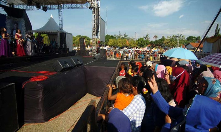 Konser Musik Dangdut di Tegal Jawa Tengah Hiraukan Protokol Kesehatan
