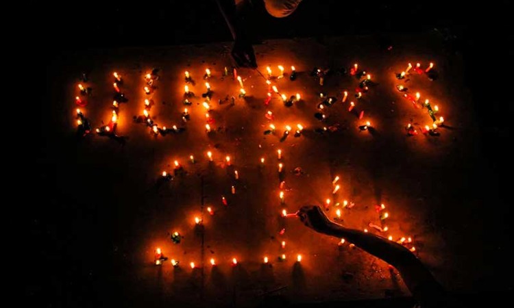 Jurnalis di Aceh Menyalakan Lilin Saat Peringatan 21 Tahun Lahirnya UU Pers