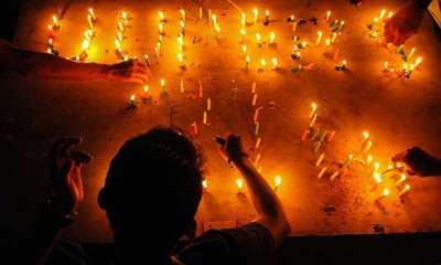 Jurnalis di Aceh Menyalakan Lilin Saat Peringatan 21 Tahun Lahirnya UU Pers