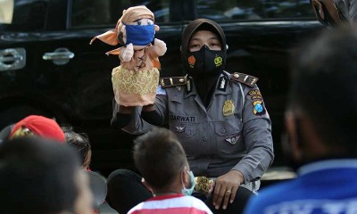 Polisi Kampanyekan Protokol Kesehatan Kepada Anak-Anak Melalui Pentas Boneka