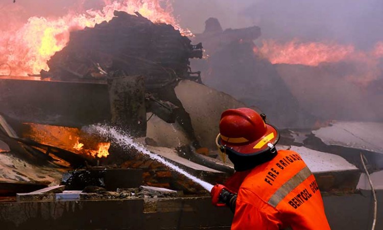 Kebakaran Gudang Pabrik Popok Milik PT Unirama Duta Niaga di Malang Jawa Timur