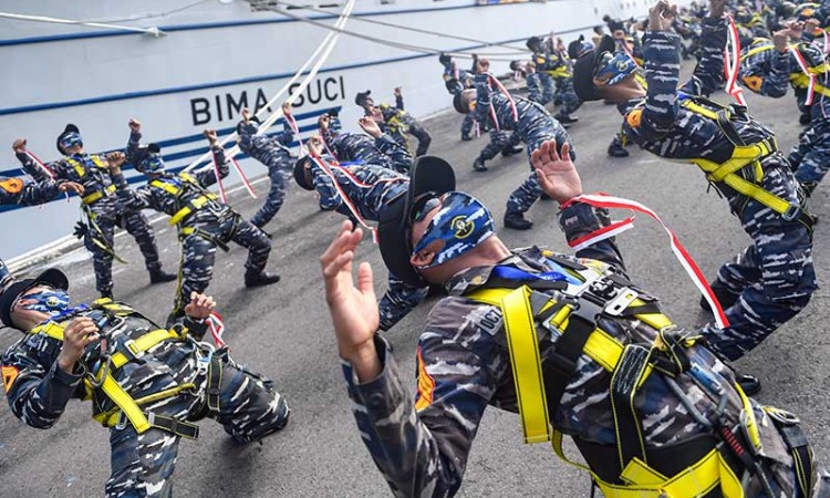 Taruna Akademi Angkatan Laut Ikuti Parade Roll di Atas KRI Bima Suci 
