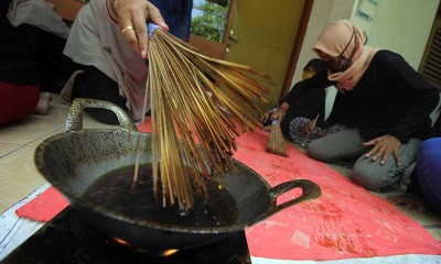 Perajin Batik di Surabaya Memproduksi Batik Dengan Teknik Goresan Sapu Lidi