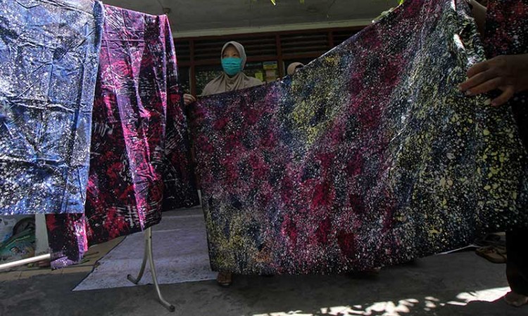 Perajin Batik di Surabaya Memproduksi Batik Dengan Teknik Goresan Sapu Lidi