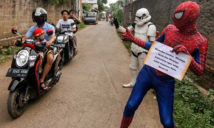 Super Hero di Depok Ngamen Keliling Kampung Demi Mendapatkan Rupiah