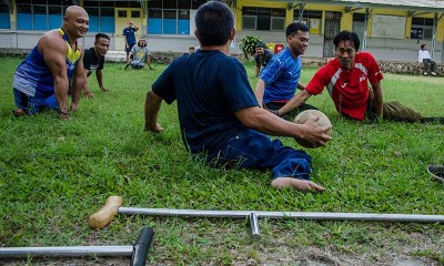 Penyandang Disabilitas Berlatih Sepak Bola Tangan di Bandung