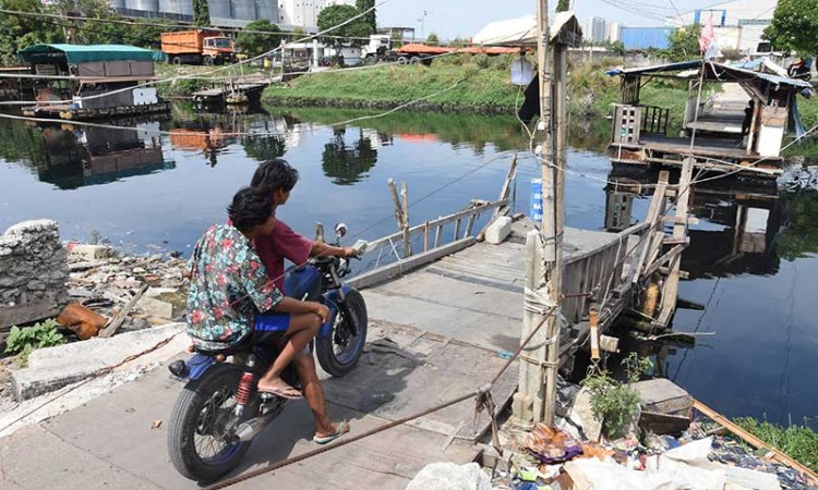 Warga Jakarta Masih Gunakan Perahu Eretan Untuk Menyebrangi Sungai