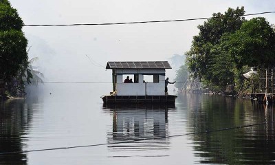 Warga Jakarta Masih Gunakan Perahu Eretan Untuk Menyebrangi Sungai