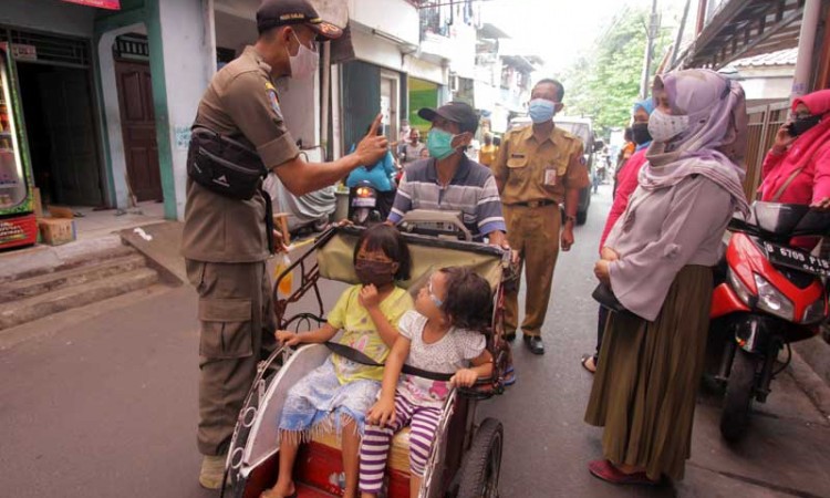 Angka Positif Covid-19 di Jakarta Terus Meningkat, Petugas Gabungan Gelar Razia Protokol Kesehatan