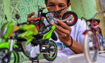 UMKM Di Jabar Membuat Miniatur Sepeda Motor DenganManfaatkan Barang Bekas