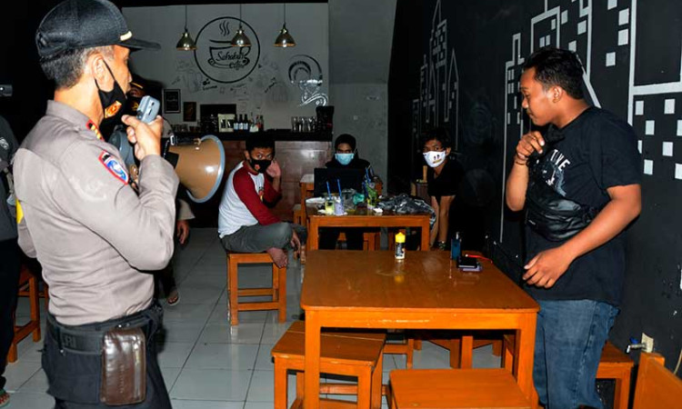 Petugas Kepolisian Memberikan Hukum Fisik Pada Pelanggar Protokol Kesehatan di Sulawesi Selatan