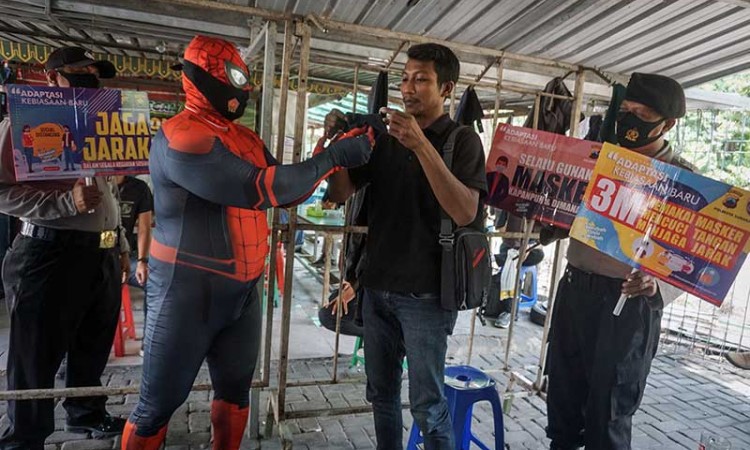 Polisi di Solo Gunakan Kostum Spiderman saat Sosialisasikan Protokol Kesehatan