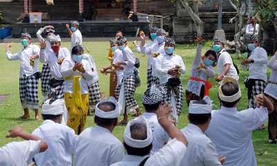 Tradisi Perang Ketupat di Bali Tetap Digelar di Tengah Pandemi