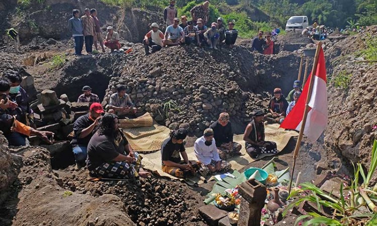 Penghayat Kepercayaan Pahoman Sejati Lakukan Ritual Bhakti Alam di Lereng Gunung Merapi