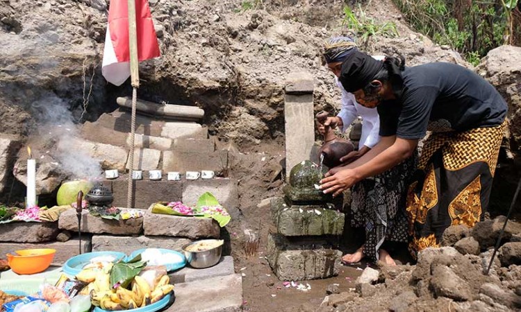 Penghayat Kepercayaan Pahoman Sejati Lakukan Ritual Bhakti Alam di Lereng Gunung Merapi