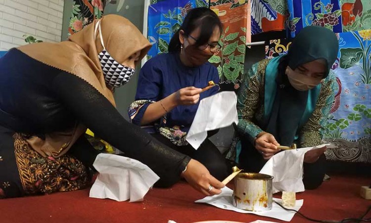 Peringati Hari Batik Nasional, Peragaan Busana dan Edukasi Batik Digelar di Jember