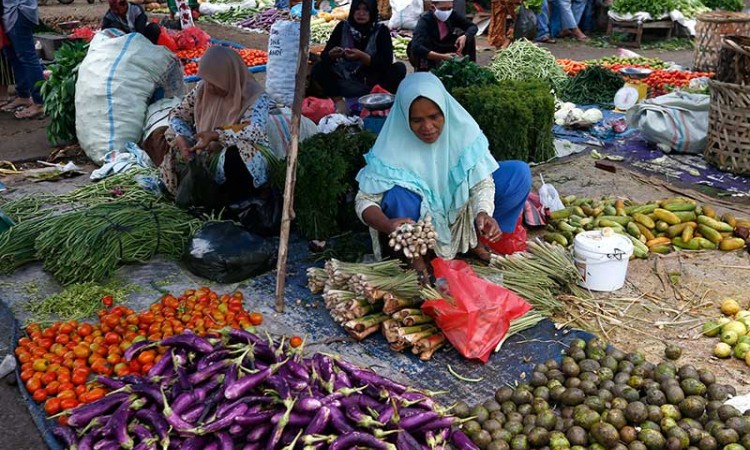 Pedagang di Pasar Tradisional Lambaro Aceh Abaikan Protokol Kesehatan