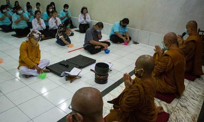 Umat Budha di Karawang Gelar Ritual Sanghadana Kathina Yang Merupakan Rangkaian Perayaan Kathina 2564/2020 