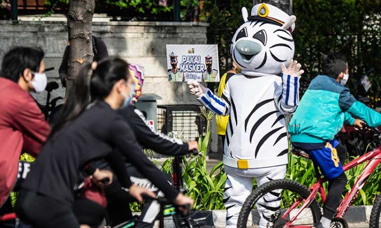 Petugas Ditlantas Polda Metro Jaya Gunakan Kostum Zebra Saat Sosialisasi Protokol Kesehatan