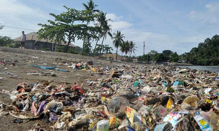 Pemkot Padang Kualahan Atasi Penumpukan Sampah di du Pantai