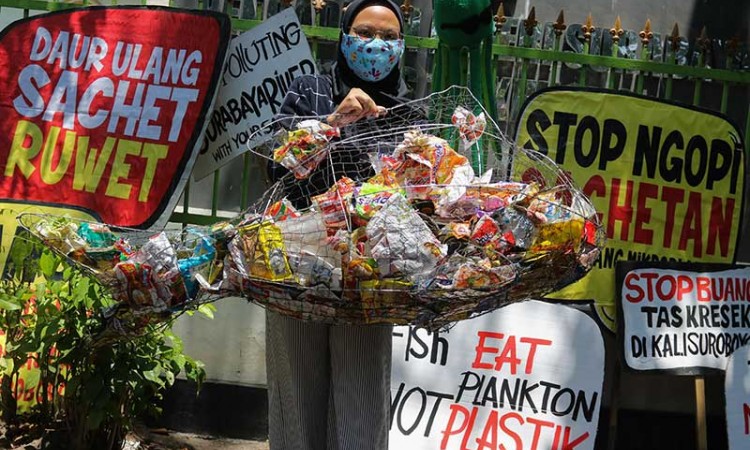 Aktivis Lingkungan Gelar Aksi saat Sidang Perdana Pencemaran Bantaran Sungai Surabaya