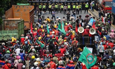 Ribuan Buruh di Tangerang Turun Ke Jalan Memprotes Pengesahan RUU Cipta Kerja