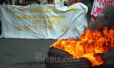 Demo Penolakan Pengesahan UU Cipta Kerja di Makassar Diwarnai Pemblokiran Jalan