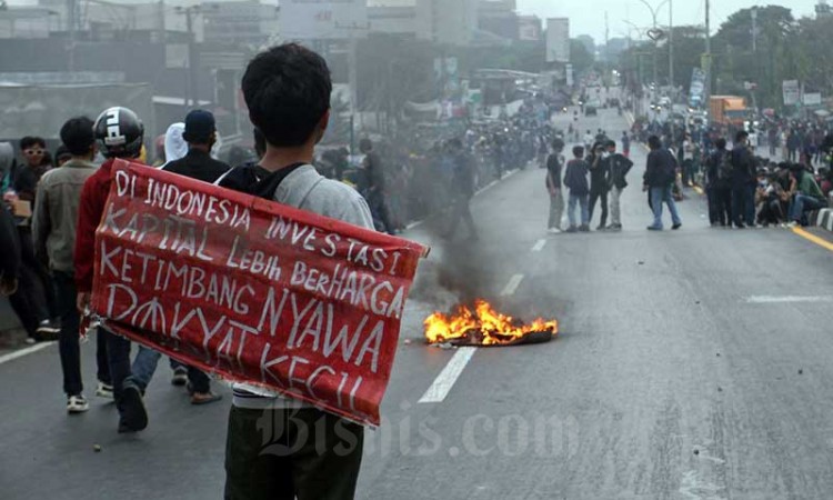 Demo Penolakan Pengesahan UU Cipta Kerja di Makassar Diwarnai Pemblokiran Jalan