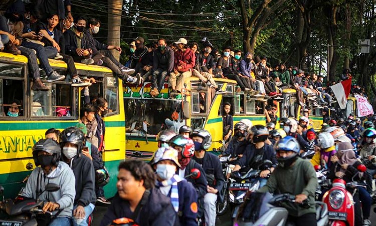 Kerusuhan di Sejumlah Daerah Saat Demo Tolak Pengesahan UU Cipta Kerja