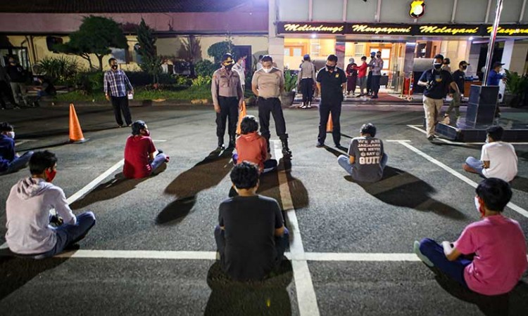 Kurusuhan Saat Demo Tolak Pengesahan UU Cipta Kerja di Sejumlah Daerah