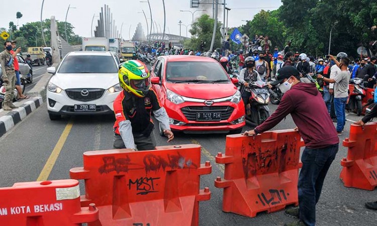 Unjuk Rasa Penolakan UU Cipta Kerja di Bekasi Diwarnai Aksi Blokir Jalan