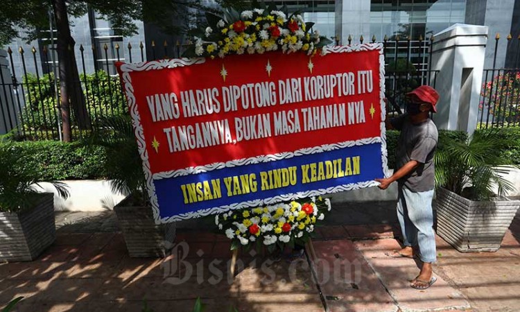 Pengadilan Negeri Jakarta Pusat Dipenuhi Karangan Bungan Dukungan Penuntasan Kasus Korupsi Jiwasraya