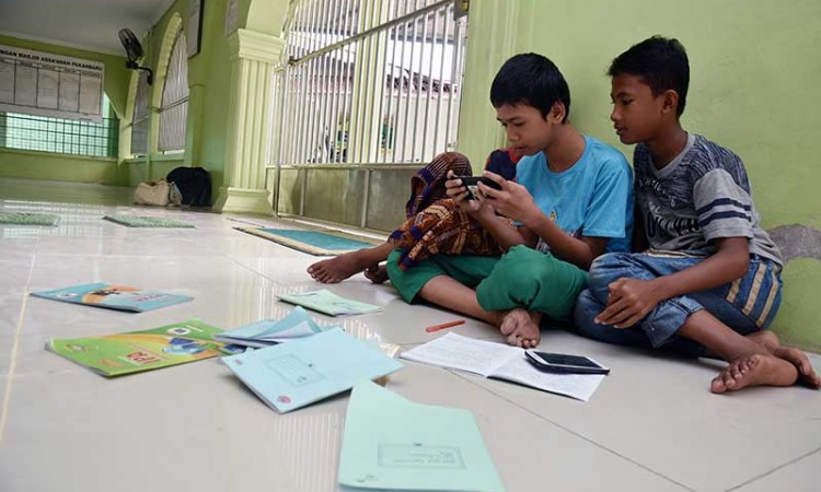 Masjid di Pekan Baru Sediakan Internet Gratis Untuk Anak-Anak Belajar