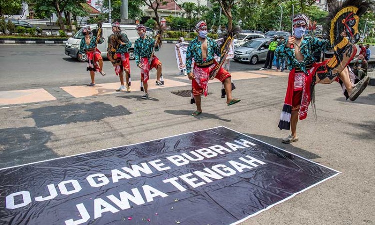 Seniman di Jawa Tengah Gelar Aksi Menolak Anarkisme saat Unjuk Rasa Penolakan UU Cipta Kerja