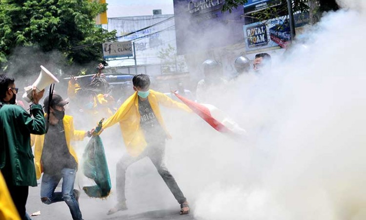 Unjuk Rasa Menolak UU Cipta Kerja di Jombang  Berkahir Ricuh