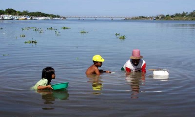 Warga Manfaatkan Susutnya Debit Air di Sungai Jeneberang Gowa Untuk Mencari Kerang