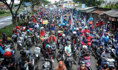 Buruh di Bandung Blokir Jalan Nasional saat Aksi Menolak UU Cipta Kerja