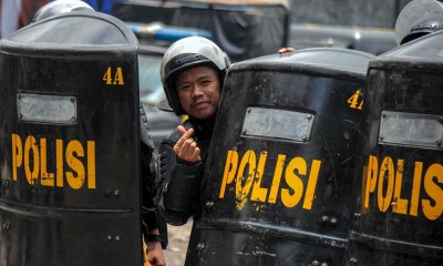 Buruh di Bandung Blokir Jalan Nasional saat Aksi Menolak UU Cipta Kerja