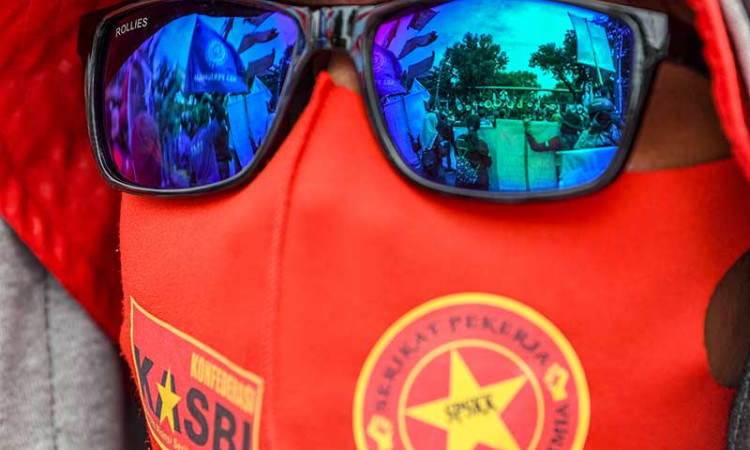 Buruh Kembali Turun Ke Jalan saat Aksi Penolakan UU Cipta Kerja di Jakarta