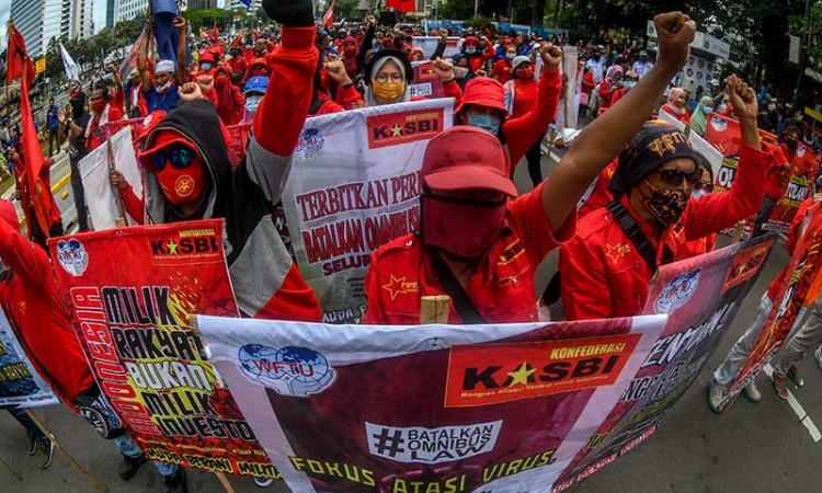 Buruh Kembali Turun Ke Jalan saat Aksi Penolakan UU Cipta Kerja di Jakarta
