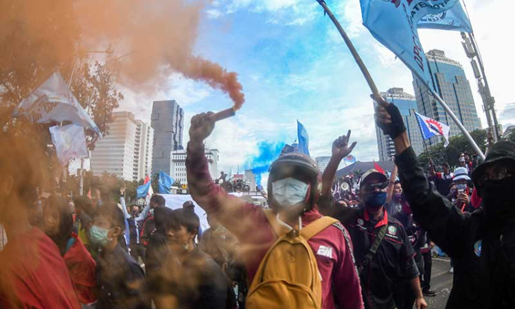 Buruh Kembali Turun Ke Jalan saat Aksi Penolakan UU Cipta Kerja di Jakarta