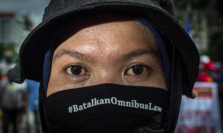 Buruh Kembali Turun Ke Jalan saat Aksi Penolakan UU Cipta Kerja di Jakarta