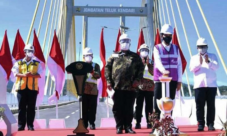 Presiden Joko Widodo Resmikan Jembatan Teluk Kendari