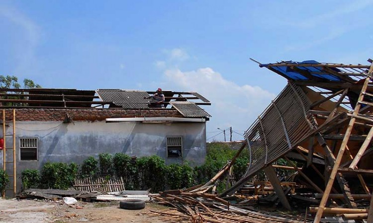 159 Rumah di Bekasi Rusak Akibat Diterjang Angin Puting Beliung