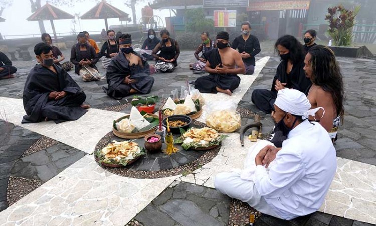 Penghayat Kepercayaan Pahoman Sejati Gelar Ritual Sesaji Pisungsung Gunung Merapi