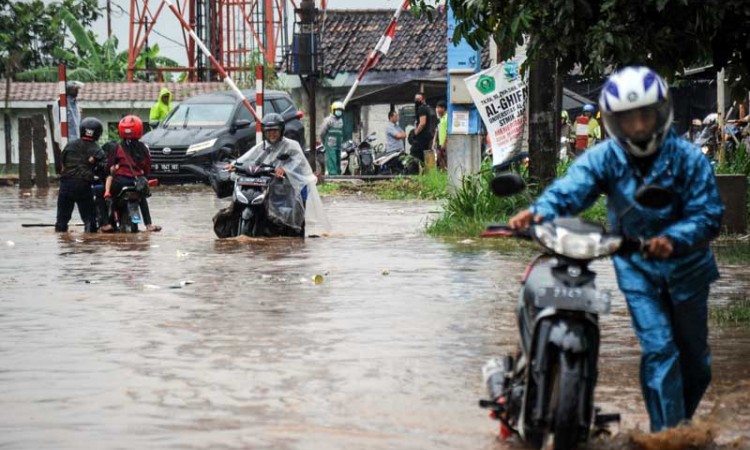 Jalanan di Bandung Banjir Akibat Diguyur Hujan Seharian