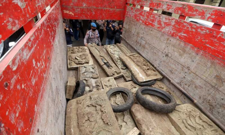Polresta Kediri Berhasil Membekuk Pencuri  25 relief pada 8 Makam Kuno Tionghoa di Pegunungan Klotok